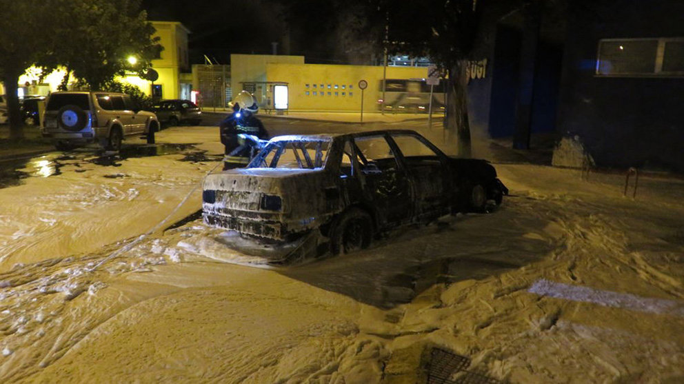 Incendio de un coche en la cuesta de la Estación de Tudela (3) POLICÍA MUNICIPAL DE TUDELA