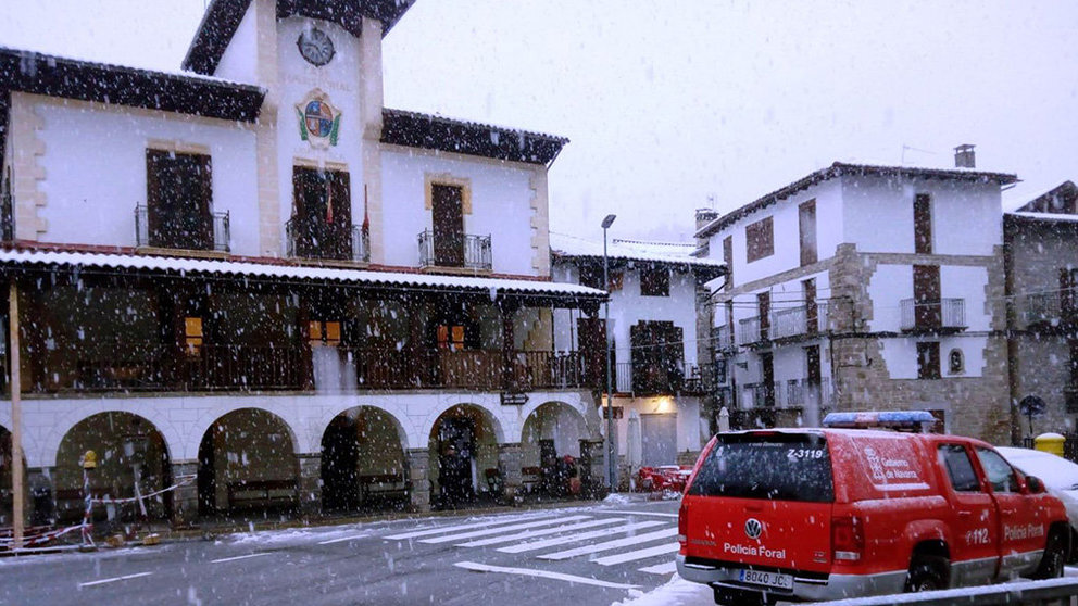 Nieve junto al Ayuntamiento de Roncal POLICÍA FORAL
