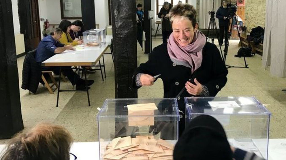 Isabel Pozueta, votando en un colegio electoral de Alsasua EH BILDU