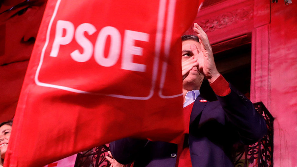 El líder del PSOE Pedro Sánchez celebra los resultados electorales en la sede de Ferraz, hoy domingo en Madrid. EFE/JuanJo Martín.