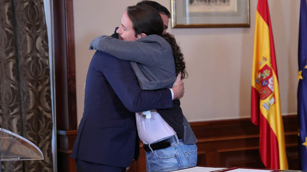Pablo Iglesias y Pedro Sánchez se abrazan tras llegar a un acuerdo de Gobierno. EUROPA PRESS