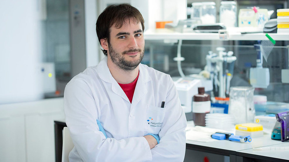 Jaime Ibarrola Ulzurrun, nuevo doctor por la UPNA, posa en un laboratorio de Navarrabiomed UPNA