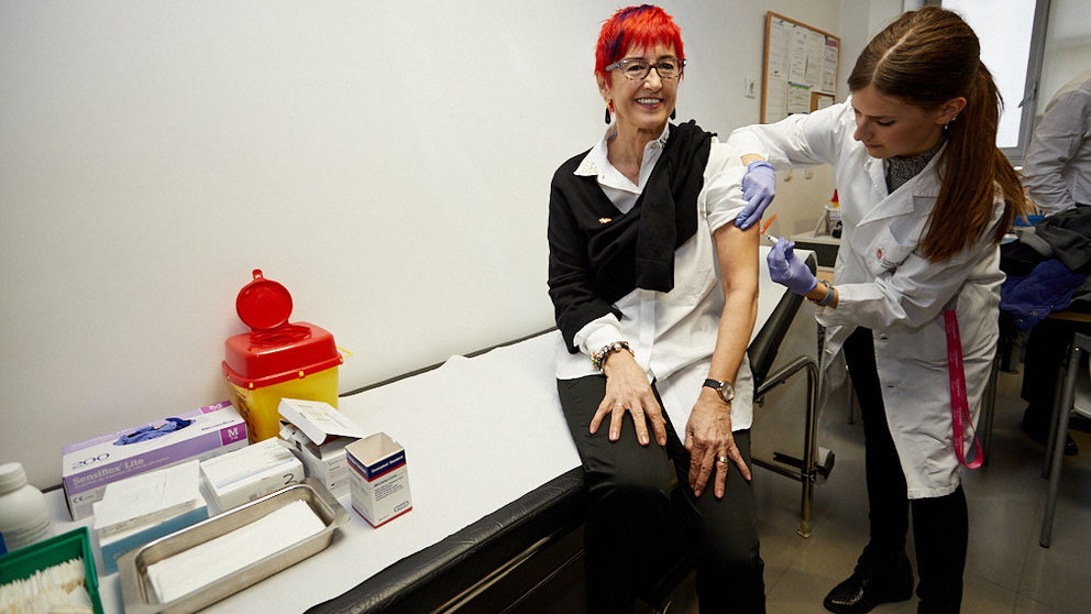La consejera de Salud, Santos Induráin, recibe la vacuna de la gripe en el Centro de Salud del II Ensanche de Pamplona. IÑIGO ALZUGARAY