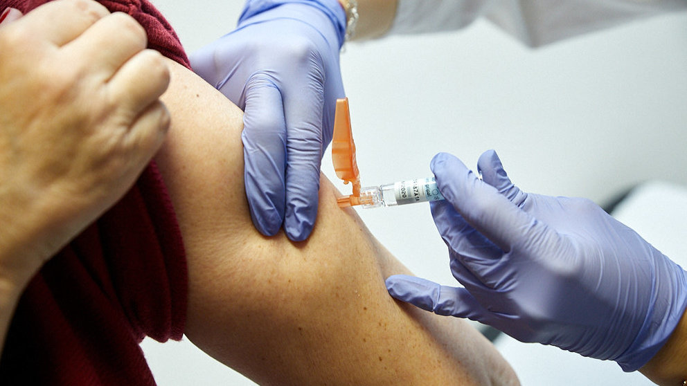 Una persona recibe la vacuna de la gripe en el Centro de Salud del II Ensanche de Pamplona. IÑIGO ALZUGARAY