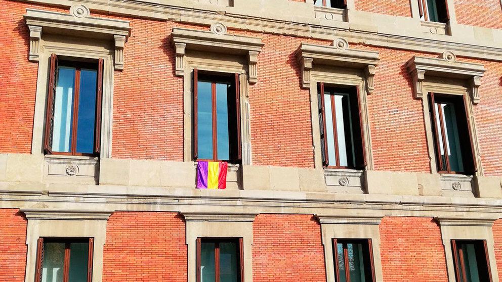 La bandera republicana ondea del despacho de Izquierda Ezkerra en el Parlamento foral durante la visita del Rey Felipe VI. CEDIDA
