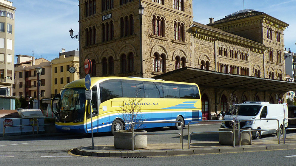 Autobús de La Estellesa junto a la estación de Estella