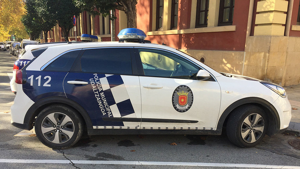 coche de la policía municipal de Estella junto a la comisaría