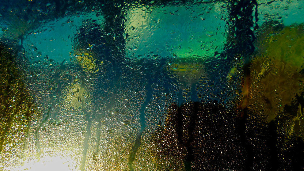 Dos personas en el interior de un coche junto a una ventanilla mojada. ARCHIVO