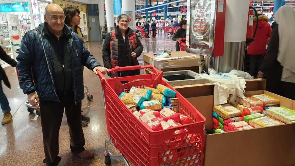 Donante de un carro lleno de comida en un establecimiento de Navarra CEDIDA