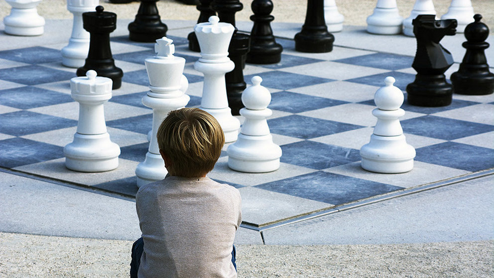 Un niño observa unas figuras gigantes de ajedrez. ARCHIVO.