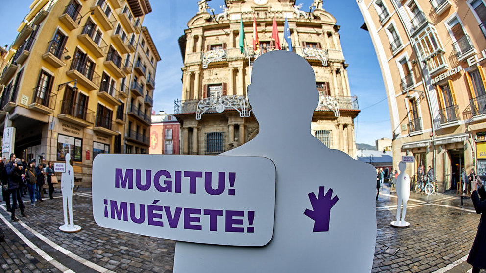 La corporación municipal de Pamplona participa en un acto institucional con motivo del Día Internacional contra la Violencia hacia las Mujeres. IÑIGO ALZUGARAY