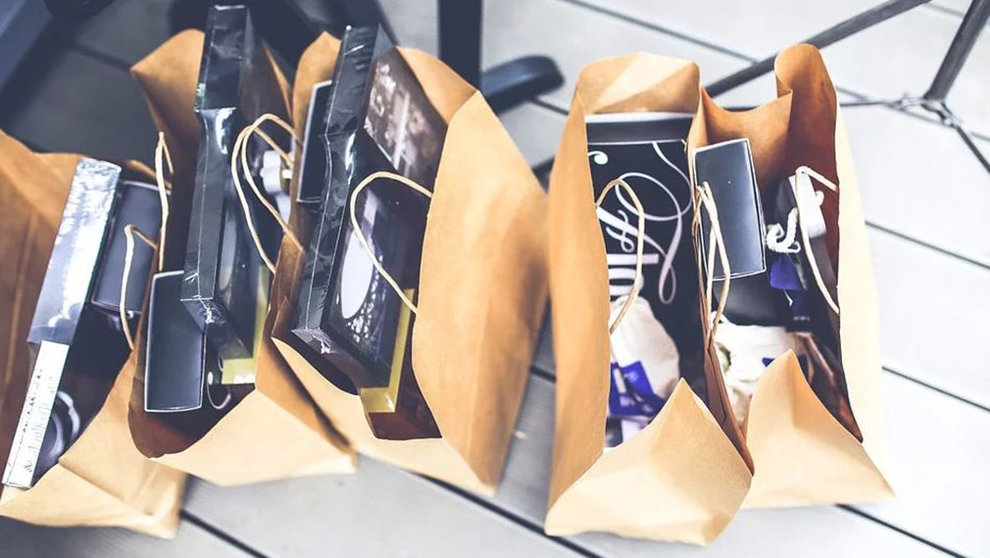 Varias bolsas con objetos comprados en una tienda ARCHIVO