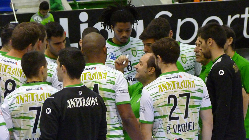Tiempo muerto del Anaitasuna con Iñaki Ániz hablando con sus jugadores.
