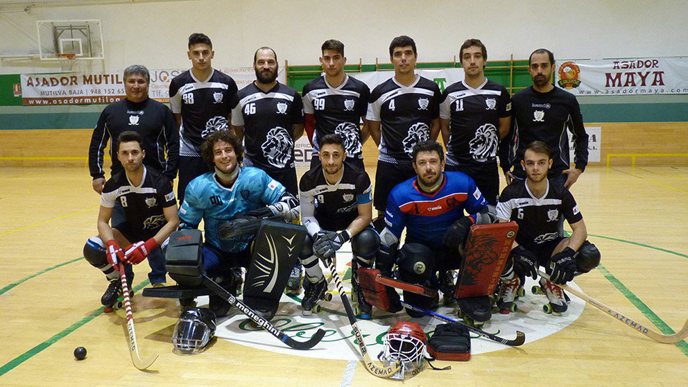 Equipo del Iruña hockey patines en la pista de Oberena. Navarra.com