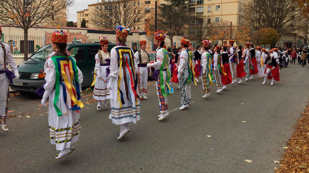 Los danzaris de Oberena durante su actuación en el Día de Navarra. NAVARRACOM