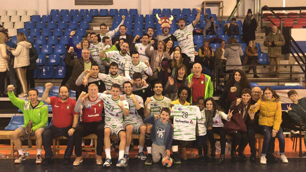 Jugadores y seguidores del Anaitasuna celebran la victoria en Santander. @Anaitasuna BM.