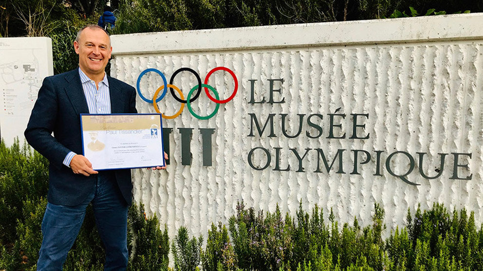 Castor Fantoba posa con su diploma junto al Museo Olímpico en Suiza. Cedida.