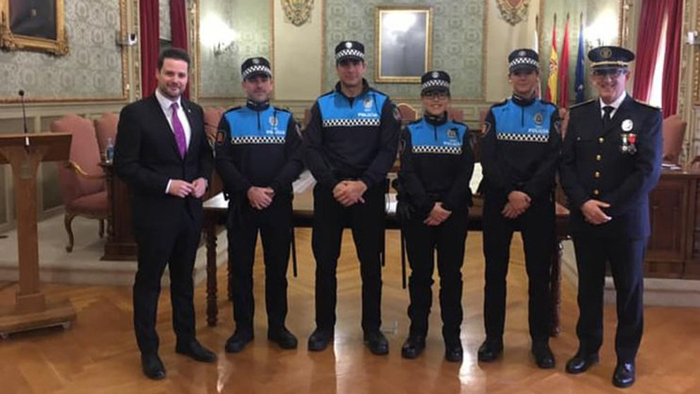 Los nuevos agentes de la Policía Municipal de Tudela, junto al alcalde, Alejandro Toquero AYUNTAMIENTO DE TUDELA
