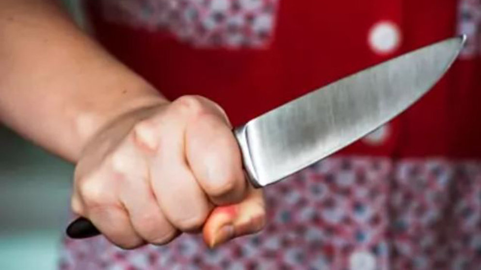 Una mujer sostiene un cuchillo de cocina ARCHIVO