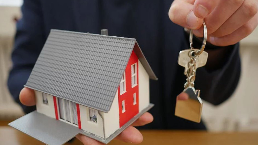 Una persona sujeta las llaves de una vivienda ARCHIVO