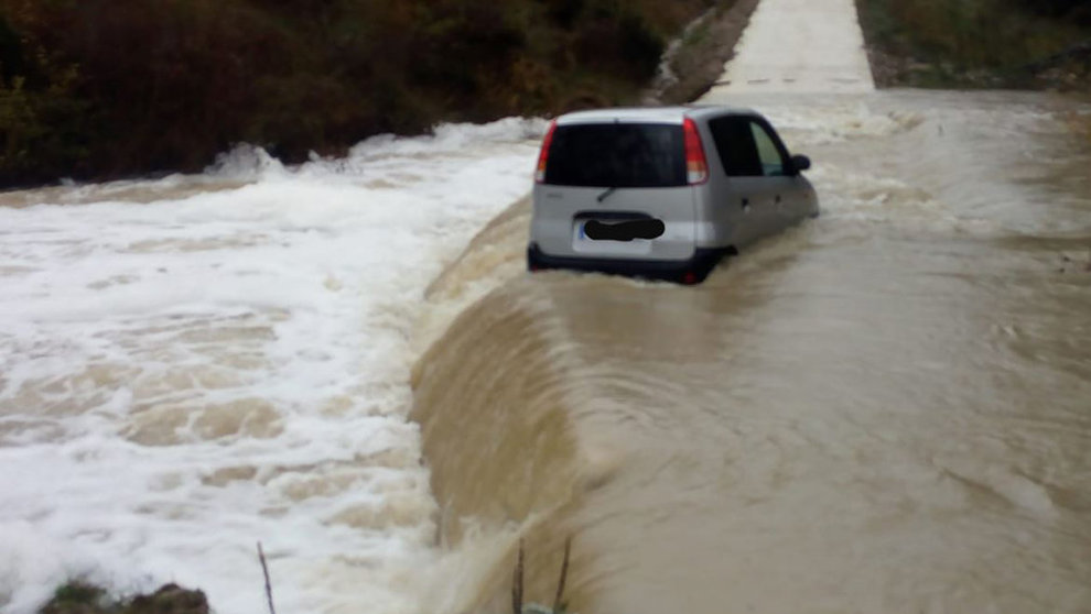 Un vehículo se encuentra en medio de las inundaciones BOMBEROS DE NAVARRA
