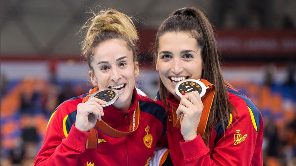 Nerea Pena, a la izquierda, muerde la medalla de plata junto a su compañera lara González. @RFEBalonmano.