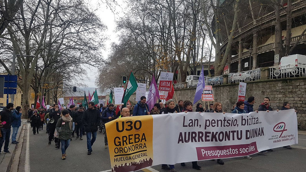 Manifestación contra los presupuestos por Pamplona TWITTER ELA