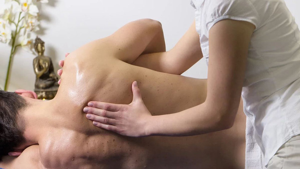 Una fiseoterapeuta realiza un masaje en el hombro ARCHIVO