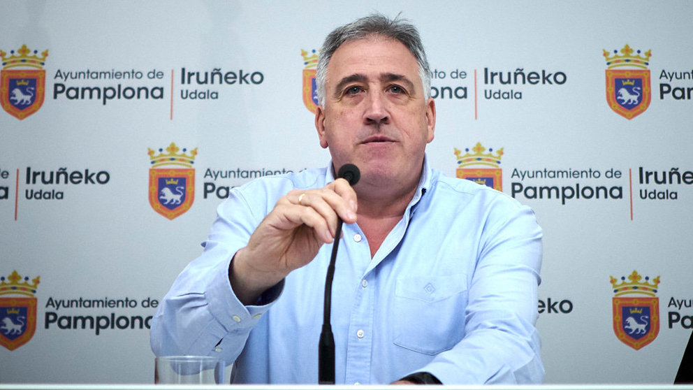 Joseba Asirón ofrece una rueda de prensa para posicionarse en contra de los presupuestos de Pamplona. PABLO LASAOSA