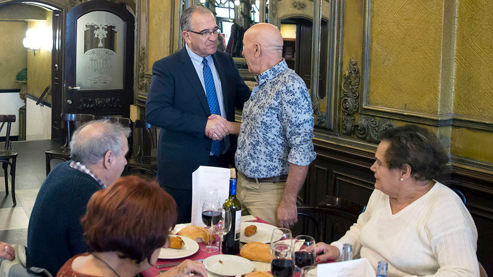 El alcalde de Pamplona, Enrique Maya, durante la comida de Navidad que ha compartido el Ayuntamiento con los residentes de los apartamentos municipales. AYUNTAMIENTO DE PAMPLONA