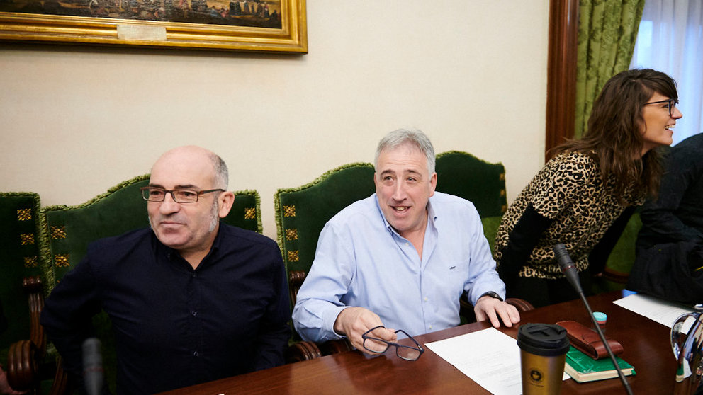 Los ediles de EH Bildu, Joxe Abaurrea (i), Joseba Asirón (c) y Maider Beloki en sus asientos de la sala de plenos del Ayuntamiento de Pamplona. PABLO LASAOSA