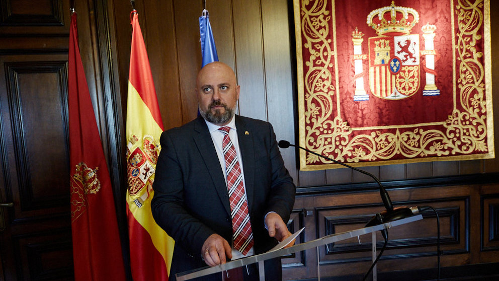 El delegado del Gobierno en Navarra, José Luis Arasti, hace balance del año en su mensaje navideño. IÑIGO ALZUGARAY
