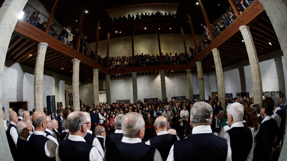 La Pía Unión de Auroros de Santa María abre la Navidad de Pamplona con la lectura del pregón en el Palacio del Condestable. IÑIGO ALZUGARAY