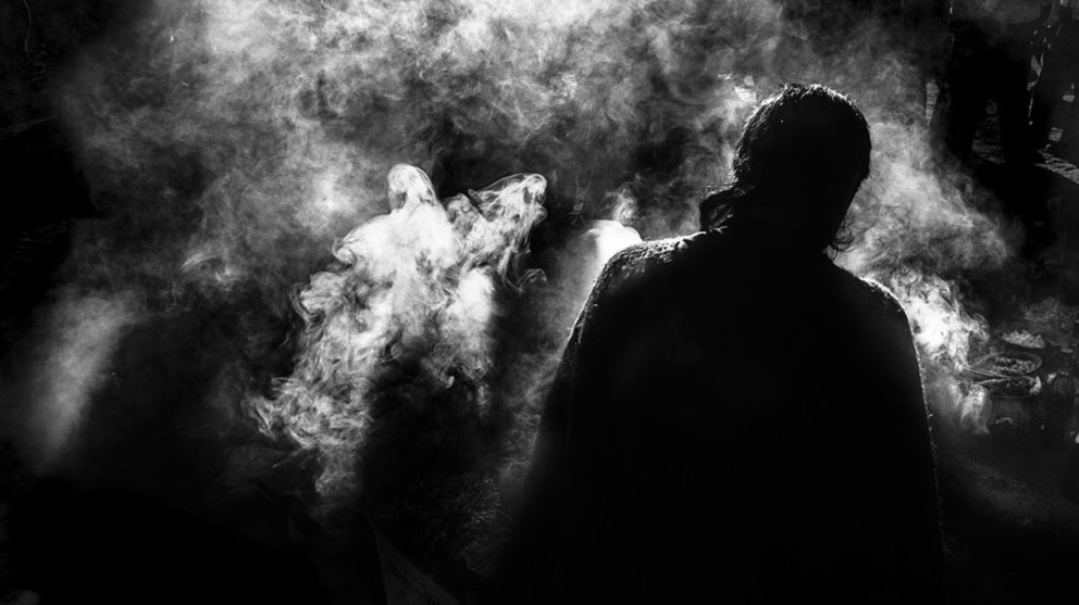 Una persona realiza un ritual con humo durante una ceremonia ARCHIVO