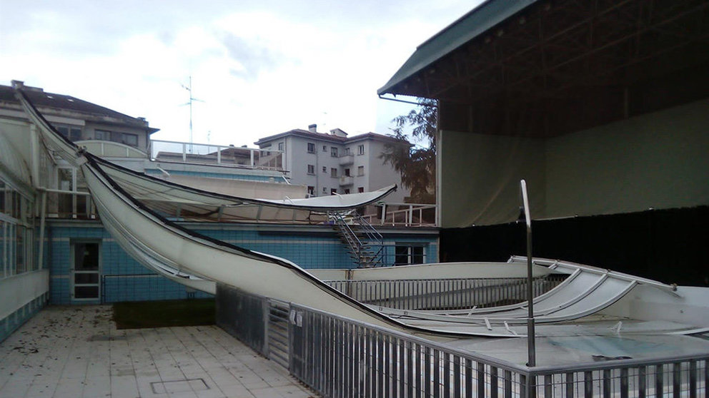 Daños en la cubierta del Centro Recreativo Guelbenzu provocados por temporal de viento y lluvia en Pamplona - GOBIERNO DE NAVARRA