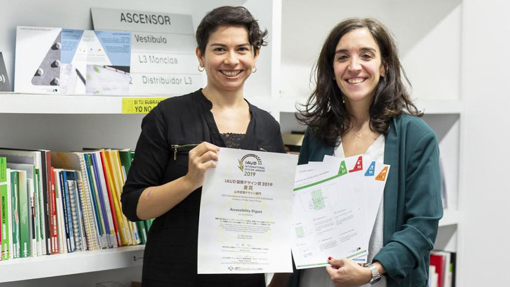 las arquitectas Miren León y Marcela Vega, de Accessibility Digest, con el premio ganado en Japón CEDIDA