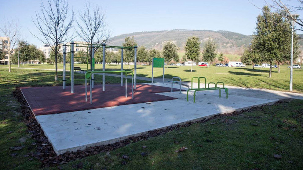 El Ayuntamiento de Pamplona instala en Buztintxuri un gimnasio al aire libre CEDIDA