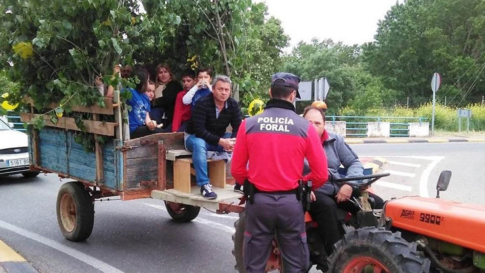 Un agente de Policía Foral supervisa la carroza de una cabalgata de Reyes POLICÍA FORAL