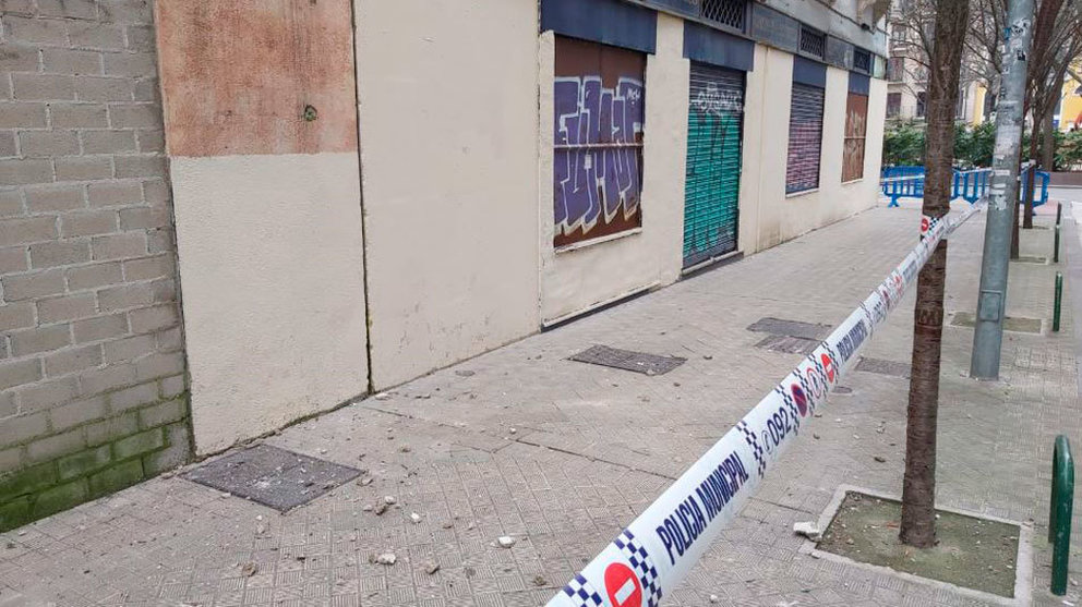 La Policía Municipal de Pamplona ha acordonado la acera de la calle Alhóndiga ante el riesgo de caída de cascotes. NAVARRACOM