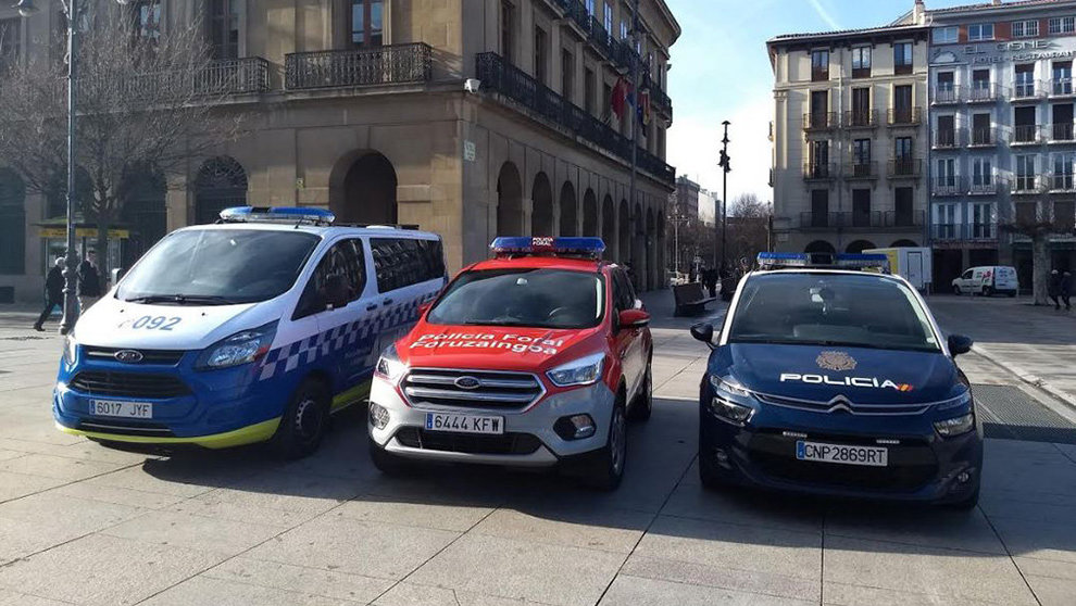 Vehículos de la Policía Nacional, Policía Foral y Policía Municipal en Pamplona. POLICÍA NACIONAL