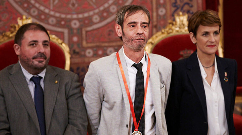 Juan Mantero con la medalla al mérito deportivo recibida por el Gobierno de Navarra en 2019. Cedida.
