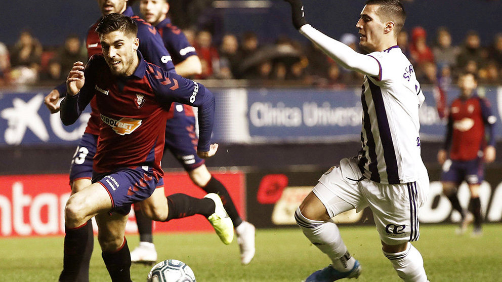 nacho Vidal en acción ante Sergi Guardiola en el partido Osasuna-Valladolid en Pamplona. EFE.