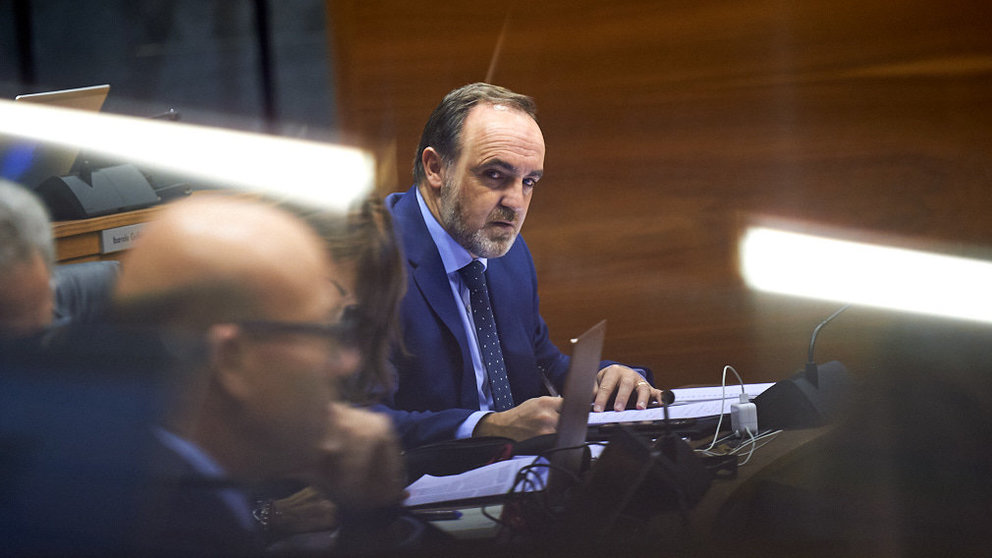 Javier Esparza, portavoz de Navarra Suma, durante el pleno parlamentario. MIGUEL OSÉS