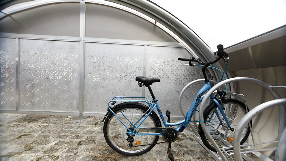 El concejal Fermín Alonso participa en la apertura de la red de aparcamientos públicos para bicicletas cubiertos y rotatorios en el entorno de la Plaza de Toros. IÑIGO ALZUGARAY