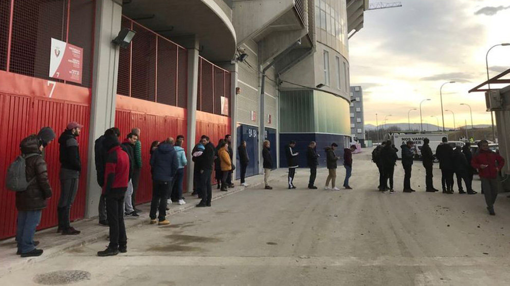 Aficionados rojillos hacen fila para comprar entradas para el partido de octavos de final de Copa del Rey contra la Real Sociedad OSASUNA