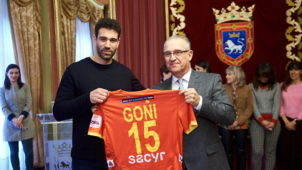 El Ayuntamiento recibe al jugador navarro de balonmano Iosu Goñi, que se ha proclamado campeón de Europa con la sección española. MIGUEL OSÉS