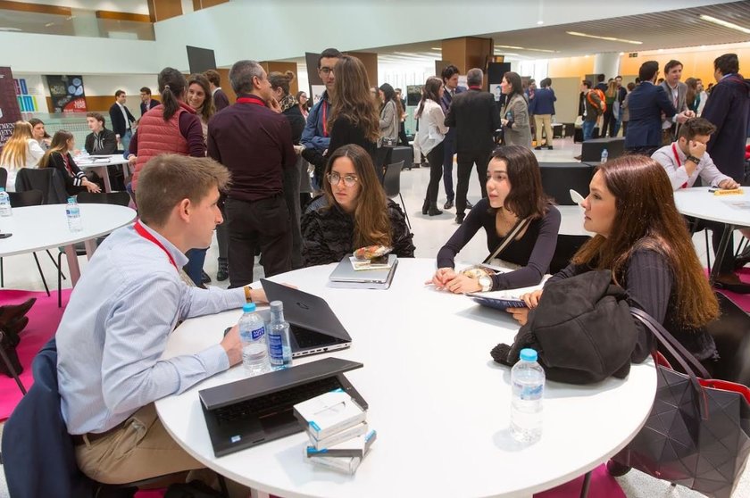 Más de 300 estudiantes buscan oportunidades profesionales en la Universidad de Navarra. UNAV