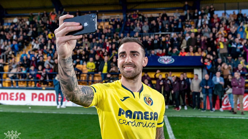Paco Alcácer se hace un selfie con la camiseta del equipo levantino. @Villarreal CF.
