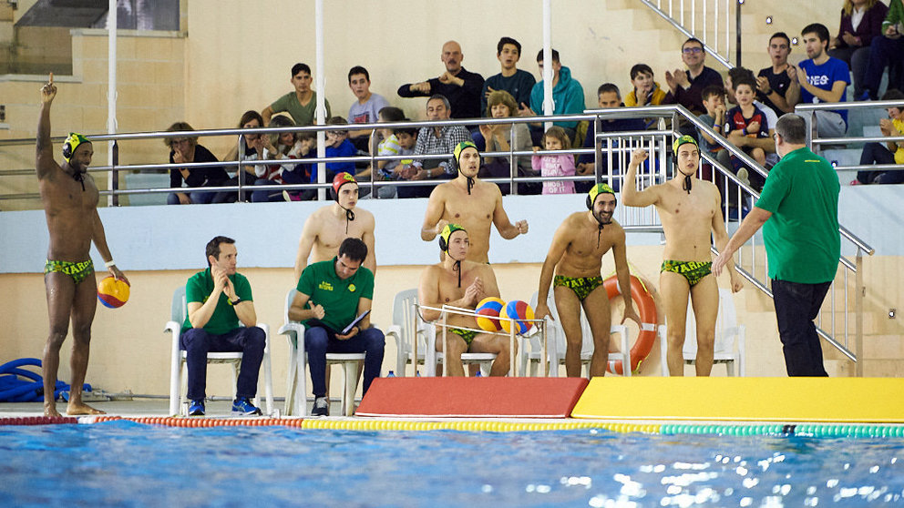 El Waterpolo Navarra se enfrenta al Waterpolo Cataluña en las piscinas Amaya. MIGUEL OSÉS