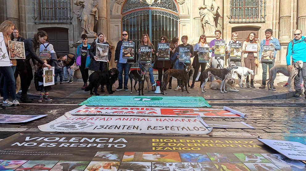 Concentración en Pamplona contra el maltrato y abandono de perros de caza. EUROPA PRESS